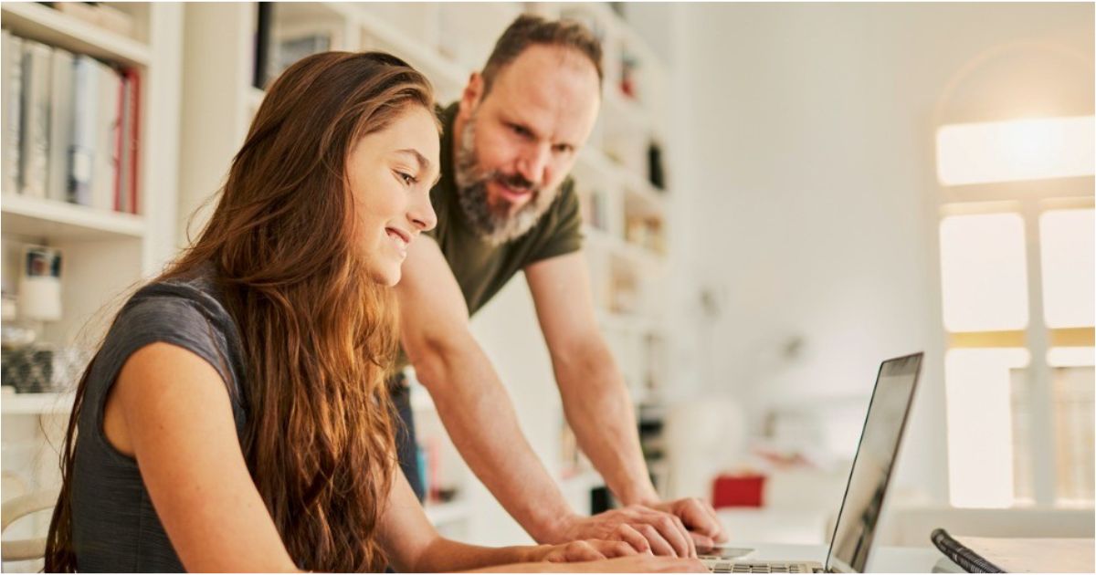 A father helps his daughter file for college financial aid