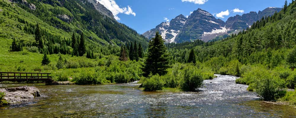 A river runs through the mountains